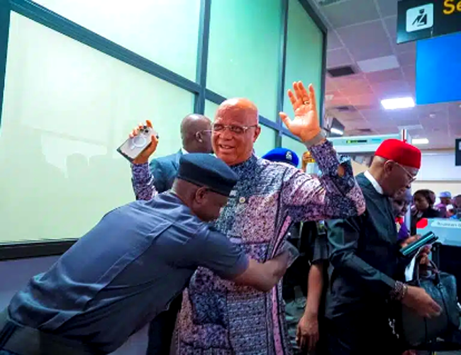 Akwa Ibom: Governor Eno Leads by Example, Subjects Self to Security Checks at Ibom Airport - ioiNEWS.org