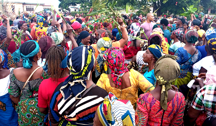 Traumatized Anambra Women Protest against Corrupt Police Officers with "Curse Coffin", Demand their Expulsion! - ioiNEWS.org