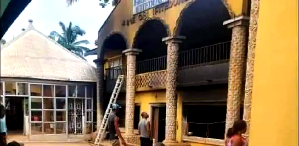 Anambra State: Criminals Burn Down Monarch's Residence, Kidnap Ex-Governor's Driver - ioiNEWS.org